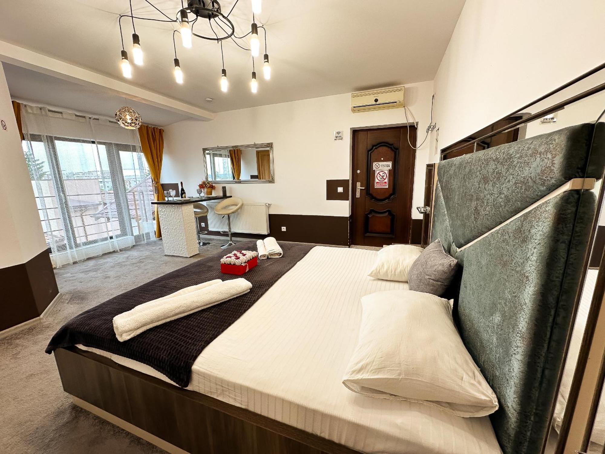 The Royal - Studio With Balcony & Panoramic View Κραϊόβα Εξωτερικό φωτογραφία
