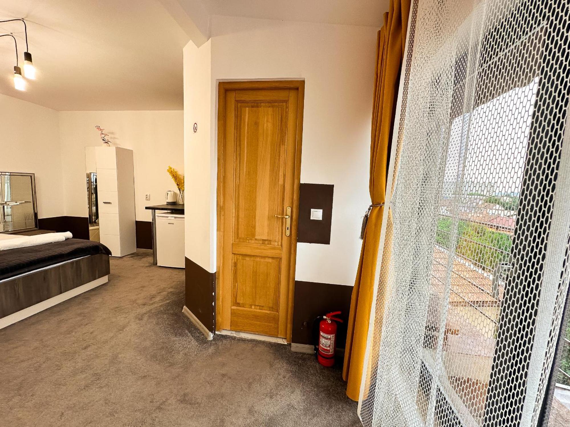 The Royal - Studio With Balcony & Panoramic View Κραϊόβα Εξωτερικό φωτογραφία
